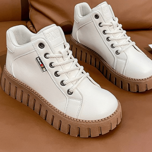 Alacsony szárú, vastag talpú csizmák