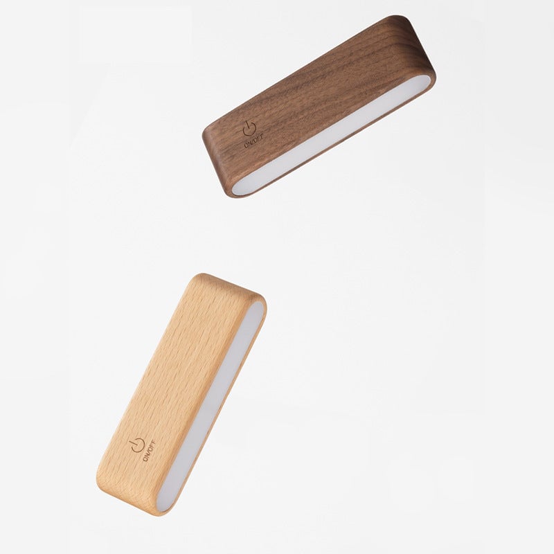 Schreibtischlampe aus massivem Holz mit magnetischer Aufladung